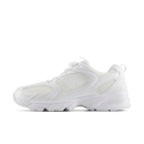 Zijaanzicht van de New Balance 530 Triple White MR530PA met volledig witte mesh en leren overlays, retro hardloopsilhouet