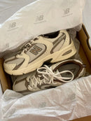 Bovenaanzicht van de New Balance 530 Turtledove Mushroom met ademend mesh en mushroomkleurige logo's

