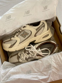 Bovenaanzicht van de New Balance 530 Turtledove Mushroom met ademend mesh en mushroomkleurige logo's

