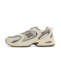 New Balance 530 Turtledove Mushroom zijaanzicht met zachte beige mesh en bruine accenten op zool en logo

