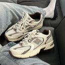 New Balance 530 Turtledove Mushroom on-feet met beige pantalon en earthy tone streetwear look

