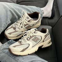 New Balance 530 Turtledove Mushroom on-feet met beige pantalon en earthy tone streetwear look

