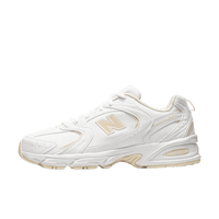 Zijaanzicht van de New Balance 530 White Calm Taupe MR530SYA met witte mesh basis, zilveren overlays en taupe details op de hiel