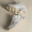 Bovenaanzicht van de New Balance 530 White Calm Taupe met ademend mesh, taupekleurige veters en subtiel N-logo

