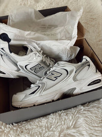 New Balance 530 White Silver Navy met originele doos, ABZORB-demping en navy logo-accent op de tong

