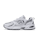 Zijaanzicht van de New Balance W 530 White Grey MR530SG met witte mesh upper, zilveren overlays en grijze accenten in retro running stijl