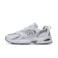 Zijaanzicht van de New Balance W 530 White Grey MR530SG met witte mesh upper, zilveren overlays en grijze accenten in retro running stijl