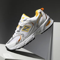 New Balance 530 White Vibrant Apricot on-feet gecombineerd met lichte denim en frisse spring-summer outfit

