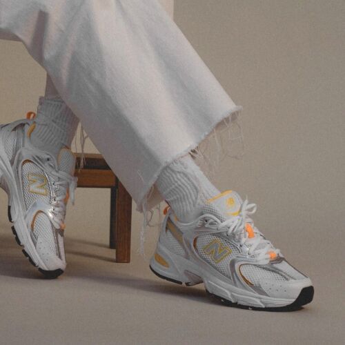 New Balance 530 White Vibrant Apricot met originele doos, metallic overlays en retro ABZORB-zool in beeld


