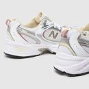Bovenaanzicht van de New Balance 530 White Vibrant Apricot met witte mesh upper en subtiel oranje logo

