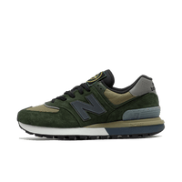 New Balance 574 x Stone Island Legacy Dark Green zijaanzicht met donkergroene suède overlays, mesh upper en stevige zool


