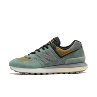 New Balance 574 x Stone Island Legacy Light Green zijaanzicht met suède panelen, mesh upper en co-branded details

