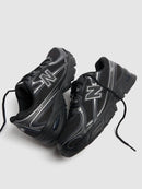 New Balance 740v2 Black Grey Silver met originele doos, ABZORB-demping en metallic overlays zichtbaar

