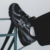 Bovenaanzicht van de New Balance 740v2 Black Grey Silver met donkere veters, ademend mesh en zilverkleurig logo

