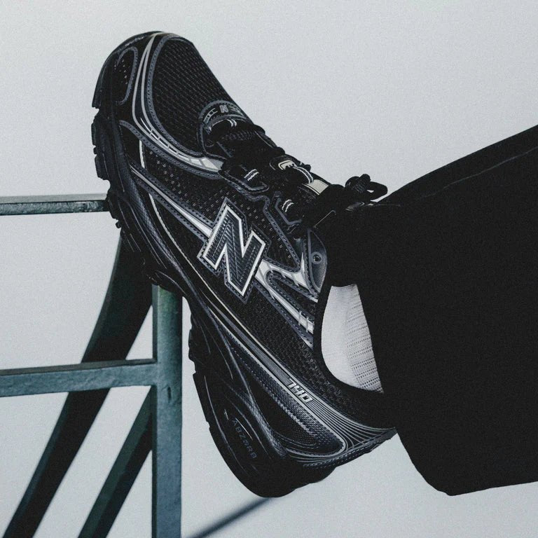 Bovenaanzicht van de New Balance 740v2 Black Grey Silver met donkere veters, ademend mesh en zilverkleurig logo


