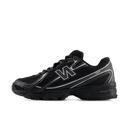 New Balance 740v2 New Balance 740v2 Black Grey Silver zijaanzicht met zwarte mesh, grijze panelen en reflecterende zilveren accenten

 Grey Silver