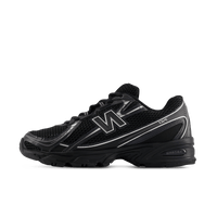 New Balance 740v2 New Balance 740v2 Black Grey Silver zijaanzicht met zwarte mesh, grijze panelen en reflecterende zilveren accenten

 Grey Silver