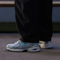 New Balance 740v2 Blue Agate White met originele doos, blauwe overlays en performance-retro design zichtbaar

