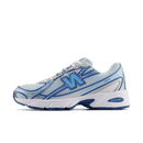 New Balance 740v2 Blue Agate White zijaanzicht met helderblauwe mesh, witte ABZORB-zool en sportieve panelen


