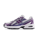 New Balance 740v2 Concord Grape – zijaanzicht met witte leren upper, paarse accenten en retro basketbaldesign via Snrkickz