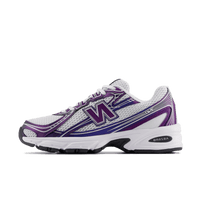 New Balance 740v2 Concord Grape – zijaanzicht met witte leren upper, paarse accenten en retro basketbaldesign via Snrkickz