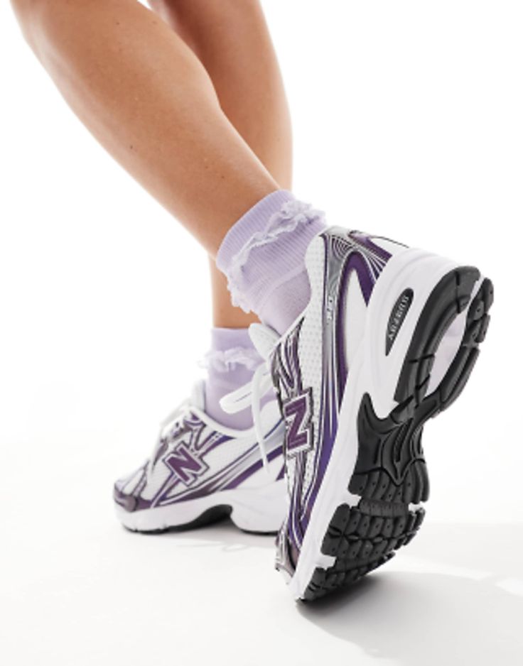 New Balance 740v2 Concord Grape on foot – gedragen met vintage NBA-style outfit, high-top look en opvallende paarse kleur via Snrkickz