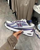 Detail van de New Balance 740v2 Concord Grape – zichtbare branding, high-top constructie en vintage basketbalvibe via Snrkickz