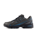 New Balance 740v2 Grey Blue zijaanzicht met grijze mesh upper, blauwe logo-accenten en retro ABZORB-zool

