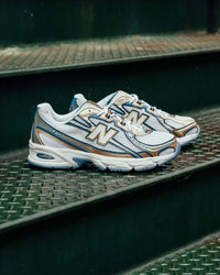 Originele box van de New Balance 740v2 Heron Blue Vintage Indigo – retro verpakking met NB-logo voor sneakerliefhebbers via Snrkickz