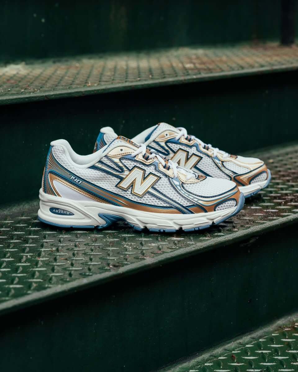 Originele box van de New Balance 740v2 Heron Blue Vintage Indigo – retro verpakking met NB-logo voor sneakerliefhebbers via Snrkickz