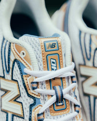 New Balance 740v2 Heron Blue Vintage Indigo on foot – gestyled met licht denim of pastel hoodie voor een frisse retro vibe via Snrkickz