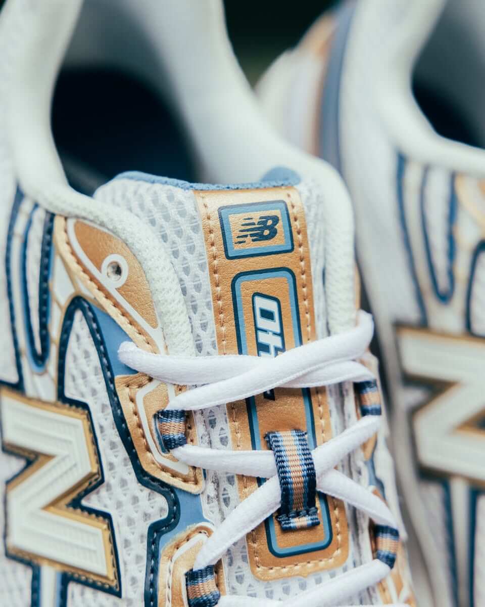 New Balance 740v2 Heron Blue Vintage Indigo on foot – gestyled met licht denim of pastel hoodie voor een frisse retro vibe via Snrkickz