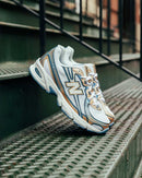 Detail van de Heron Blue overlays en NB branding van de 740v2 – retro flair en moderne afwerking via Snrkickz