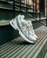 Detail van de Heron Blue overlays en NB branding van de 740v2 – retro flair en moderne afwerking via Snrkickz