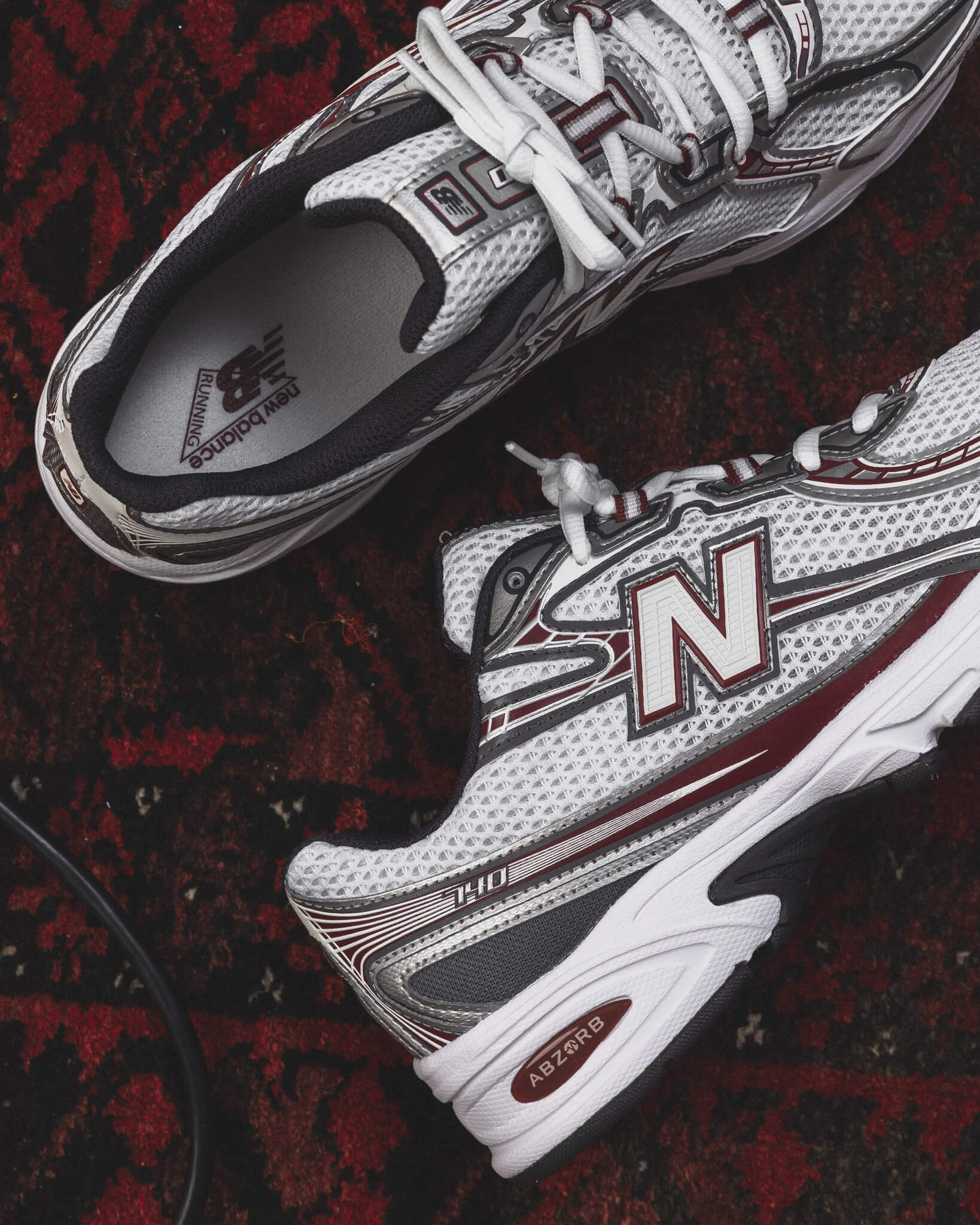 Bovenaanzicht van de New Balance 740v2 Mercury Red met grijs-rode panelen, mesh upper en strakke vetersluiting

