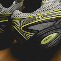 Bovenaanzicht van de New Balance 740v2 Sea Salt Phantom met ademend mesh, witte veters en zwarte details

