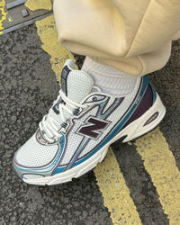 Bovenaanzicht van de New Balance 740v2 Sea Salt Plum met ademend mesh, plumkleurige details en witte veters

