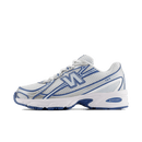 New Balance 740v2 White Ice Blue Sea Lime zijaanzicht met witte mesh upper, lichtblauwe details en limekleurige zoolaccenten

