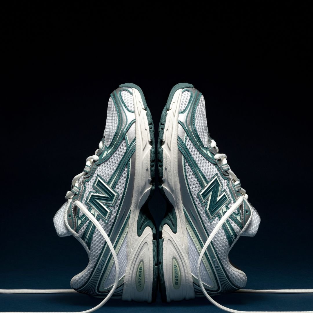 New Balance 740v2 White Marsh Green on-feet gestyled met lichte cargobroek voor een cleane en frisse uitstraling

