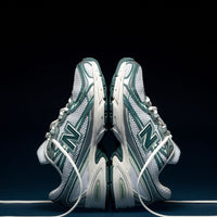 New Balance 740v2 White Marsh Green on-feet gestyled met lichte cargobroek voor een cleane en frisse uitstraling

