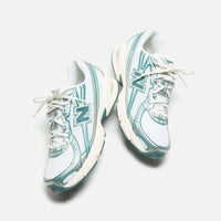 New Balance 740v2 White Marsh Green met originele doos, Marsh Green accenten en retro ABZORB-zool in beeld

