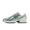 New Balance 740v2 White Marsh Green zijaanzicht met witte mesh upper en zachte groentinten op logo en zool

