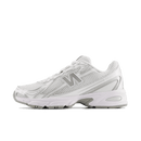 New Balance 740v2 White Silver Reflection – zijaanzicht met wit leer, zilveren details en reflectieve accenten via Snrkickz