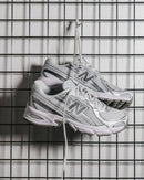 Detail van de reflectieve accenten en zilveren overlays op de NB 740v2 White Silver Reflection – technische uitstraling via Snrkickz