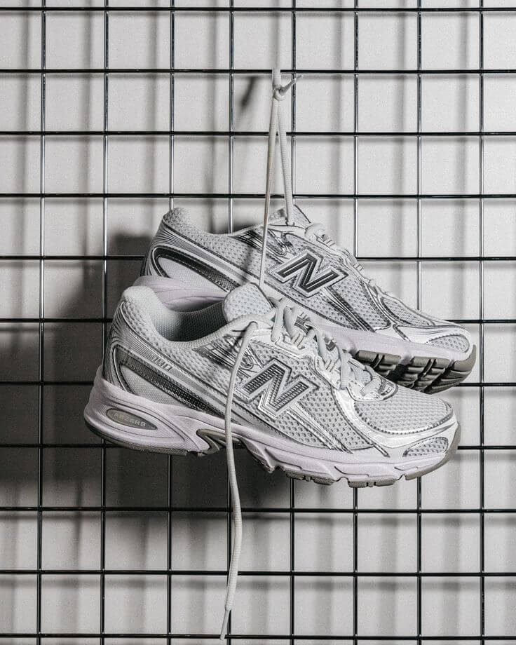 Detail van de reflectieve accenten en zilveren overlays op de NB 740v2 White Silver Reflection – technische uitstraling via Snrkickz