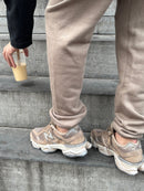 New Balance 9060 Mushroom Timberwolf Detail foto op een trap - Snrkickz