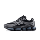 New Balance ABZORB 2000 Black/Grey – vooraanzicht met zwarte mesh upper, donkere grijze fuse-overlays en futuristische ABZORB SBS midsole