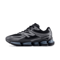 New Balance ABZORB 2000 Black/Grey – vooraanzicht met zwarte mesh upper, donkere grijze fuse-overlays en futuristische ABZORB SBS midsole