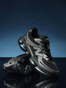 New Balance ABZORB 2000 Black/Grey – in‑hand shot van de sneaker (± 420 g) met zicht op de uitgebreide mesh upper en midsole details