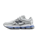 New Balance ABZORB 2000 White/Grey‑Blue – vooraanzicht met witte mesh upper, metallic grijze overlays en afgeronde ABZORB midsole